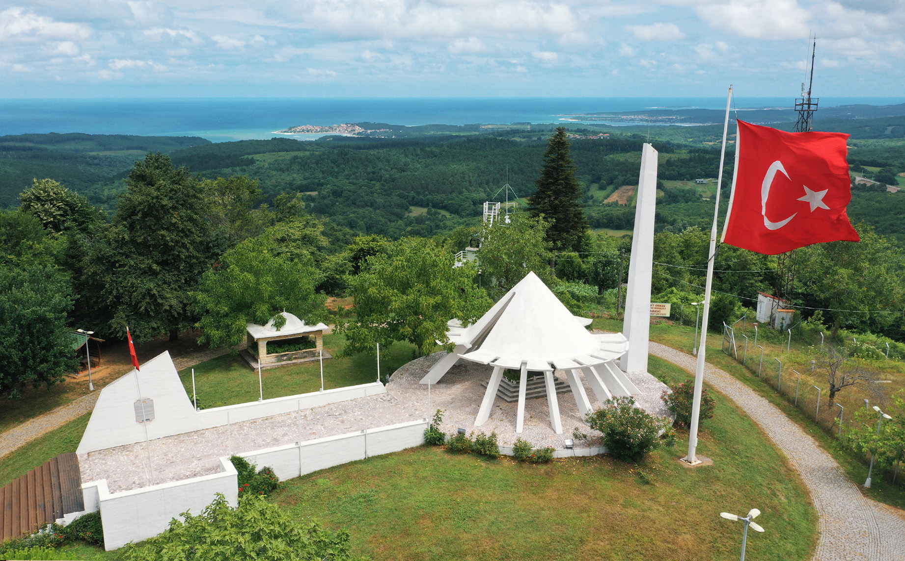 Akçakoca Bey Anıtı ve Türbesi