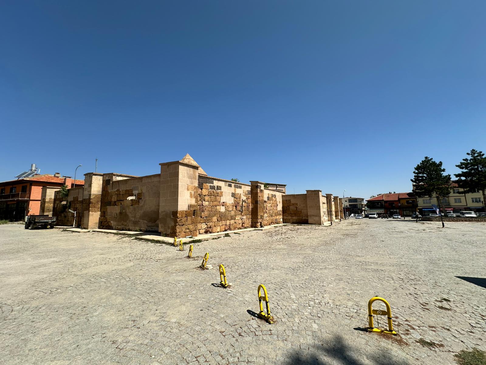 Sahip Ata(İshaklı) Kervansarayı