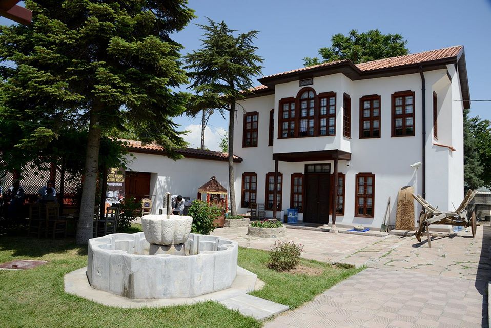 İzzet Koyunoğlu Müzesi ve Kütüphanesi