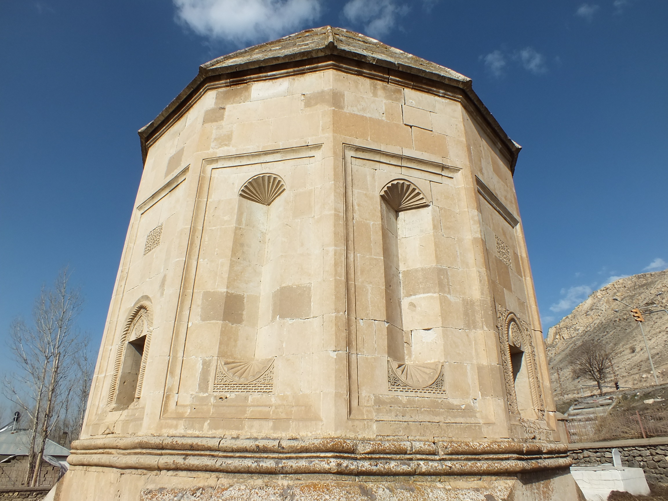 ALİYAR-KADEM PAŞA HATUN KÜMBETİ