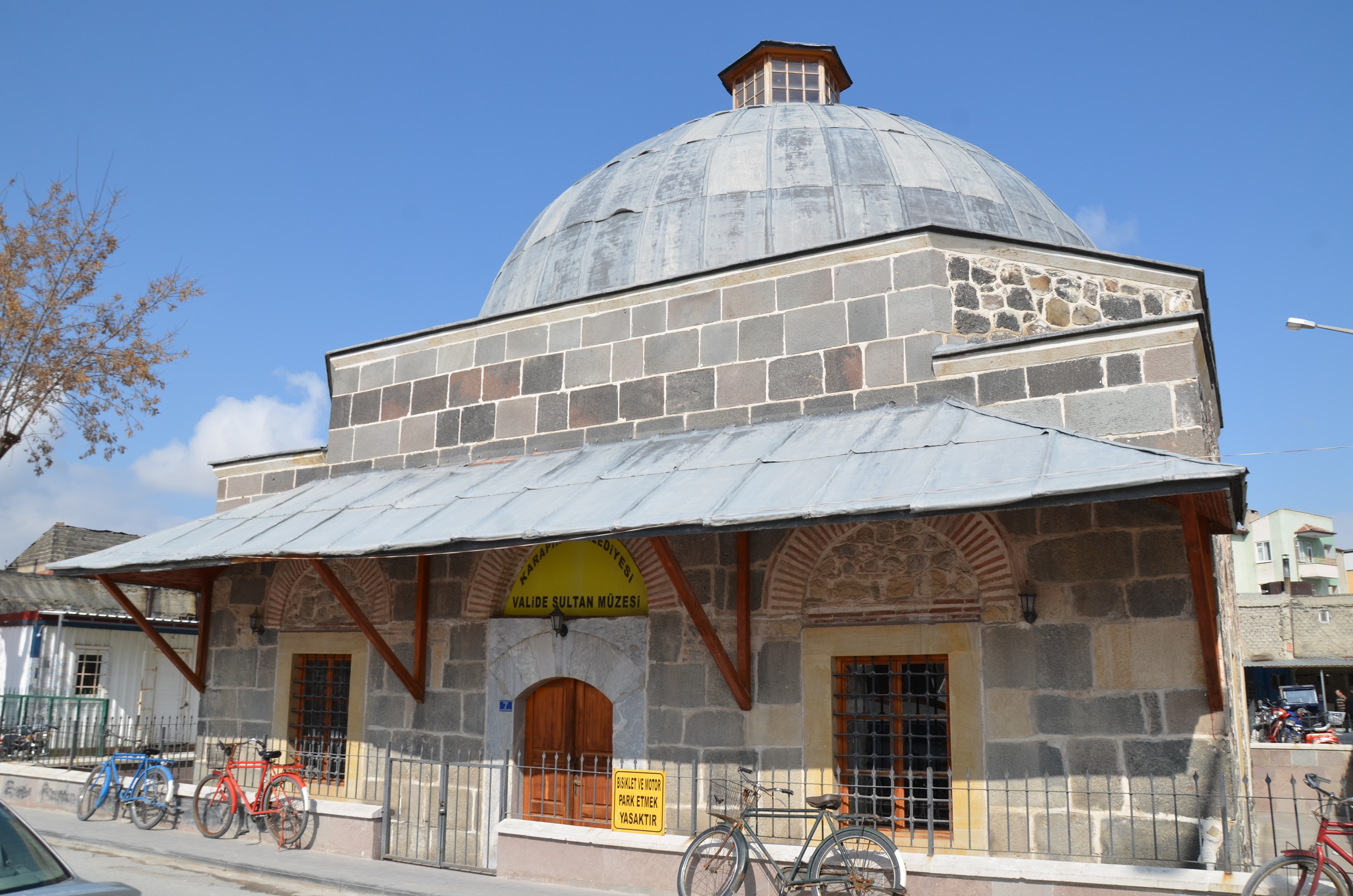 Sultan Selim Camisi ve Valide Sultan Hamamı