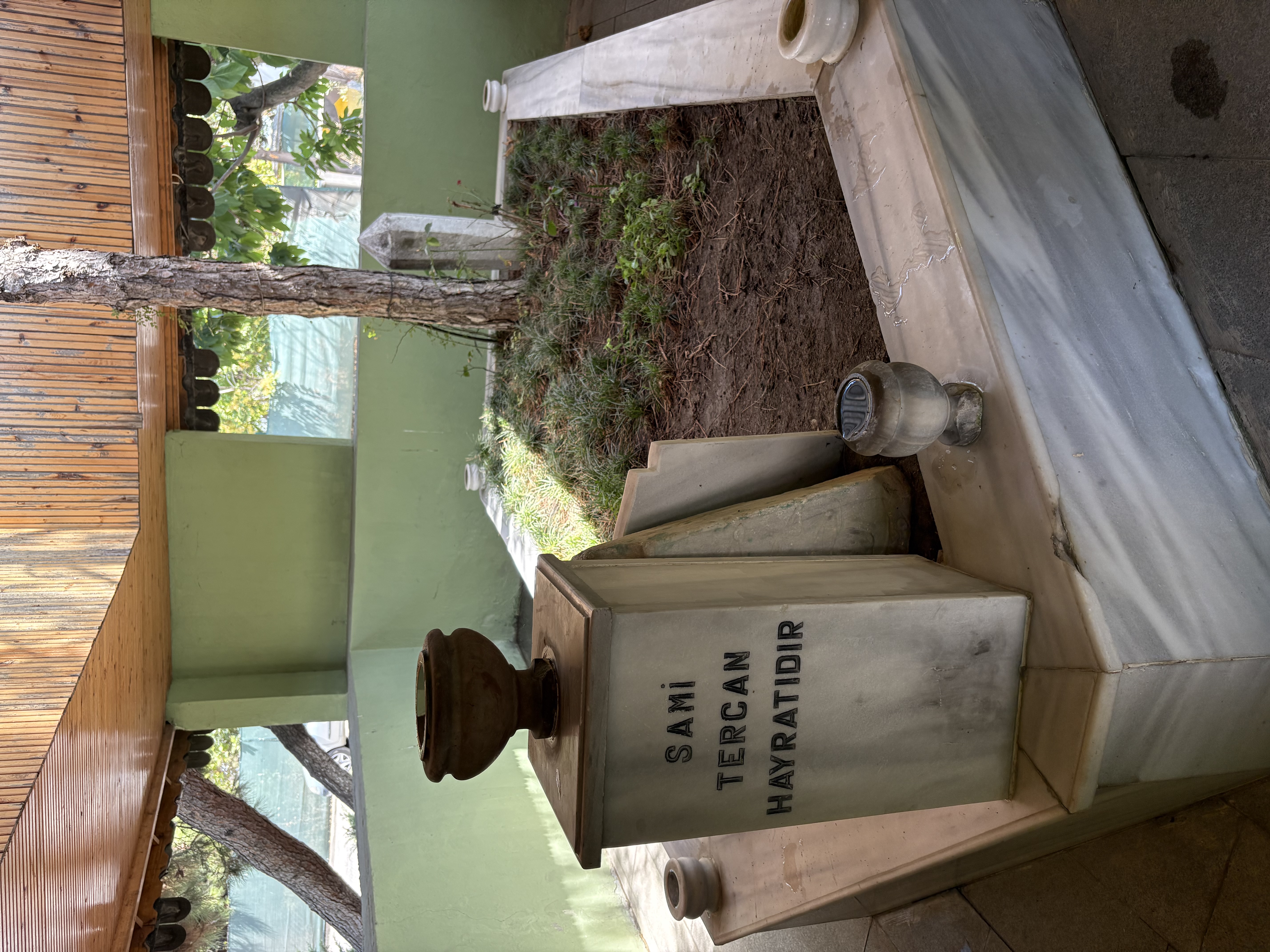 Bastonlu Dede Türbesi