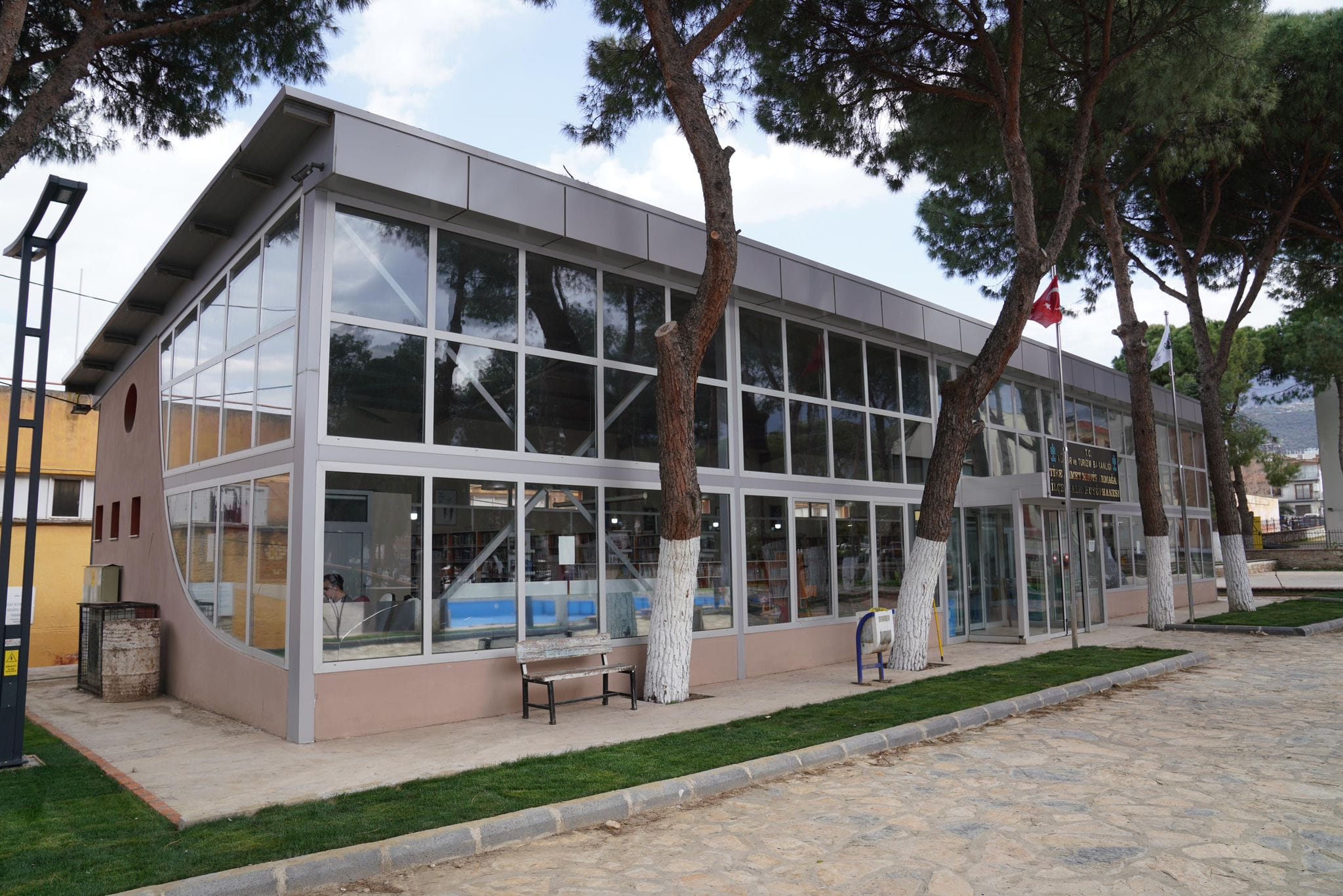 Ahmet Munis Armağan İlçe Halk Kütüphanesi