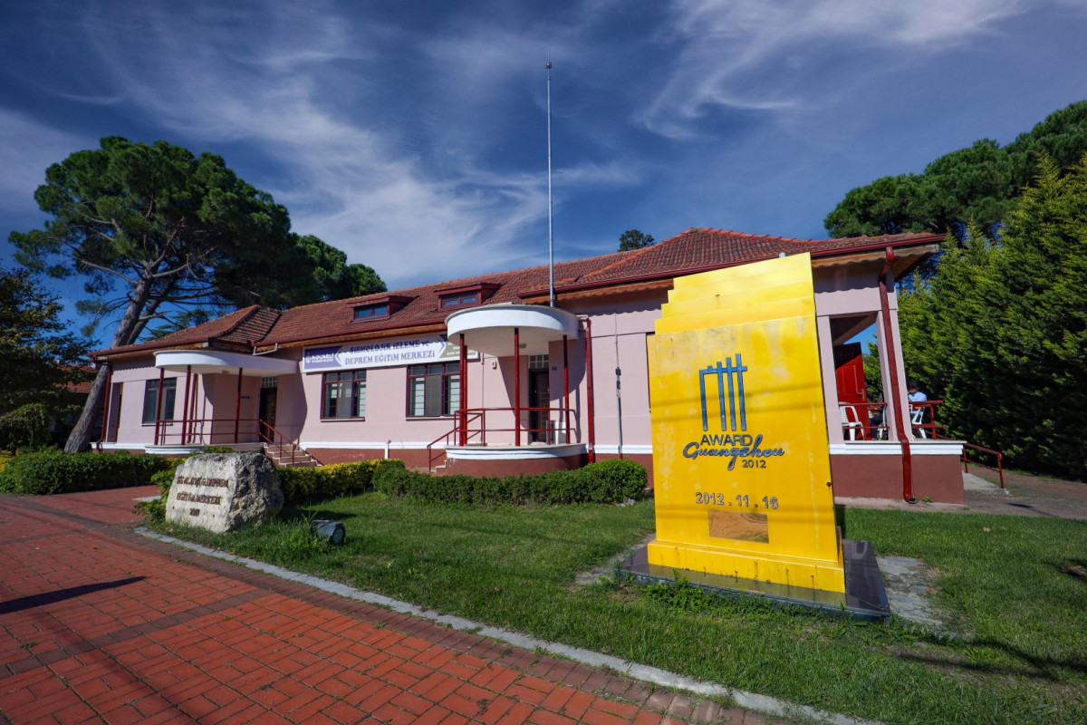 Sismolojik İzleme ve Deprem Eğitim Merkezi