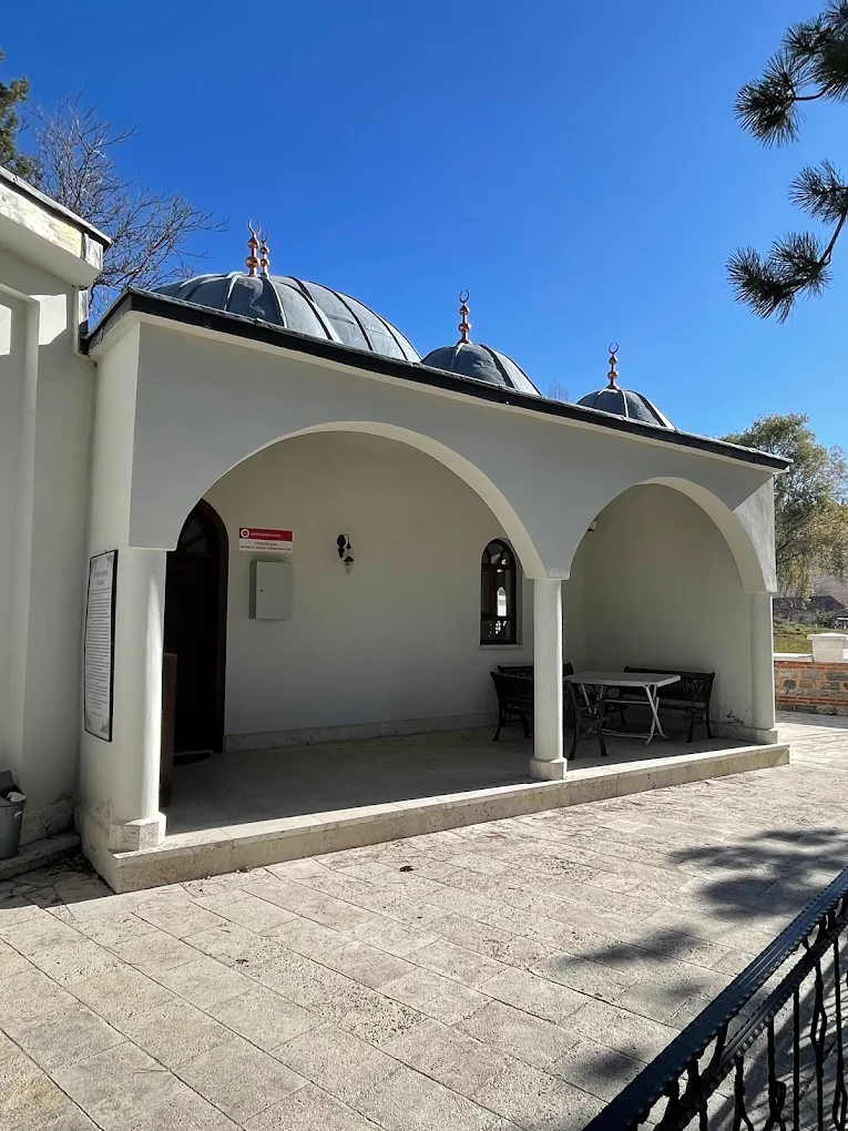 Kumral Abdal Türbesi