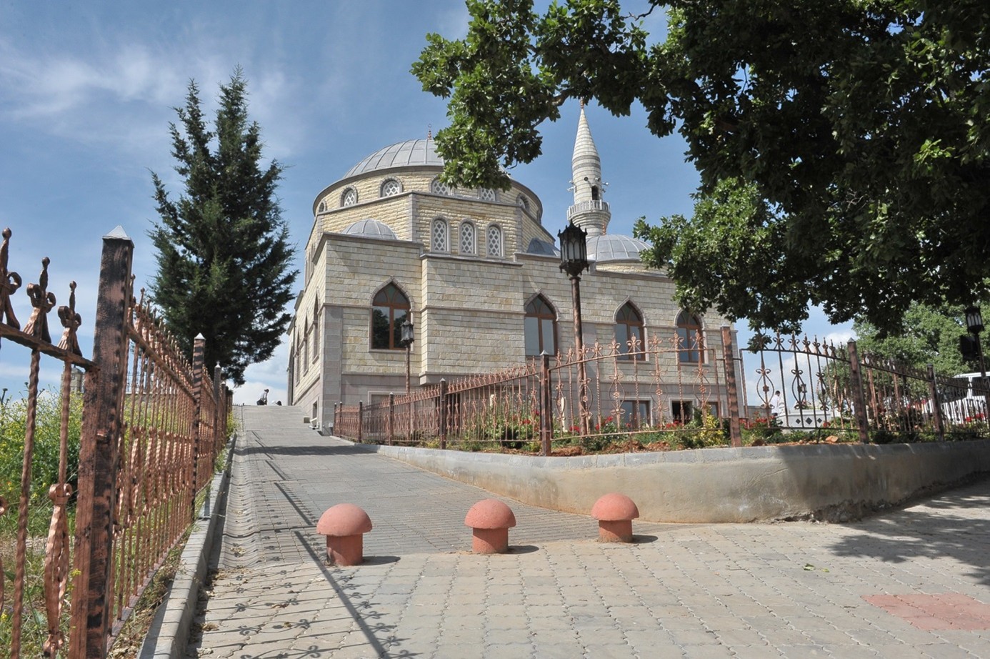 Malik Ejder Türbesi