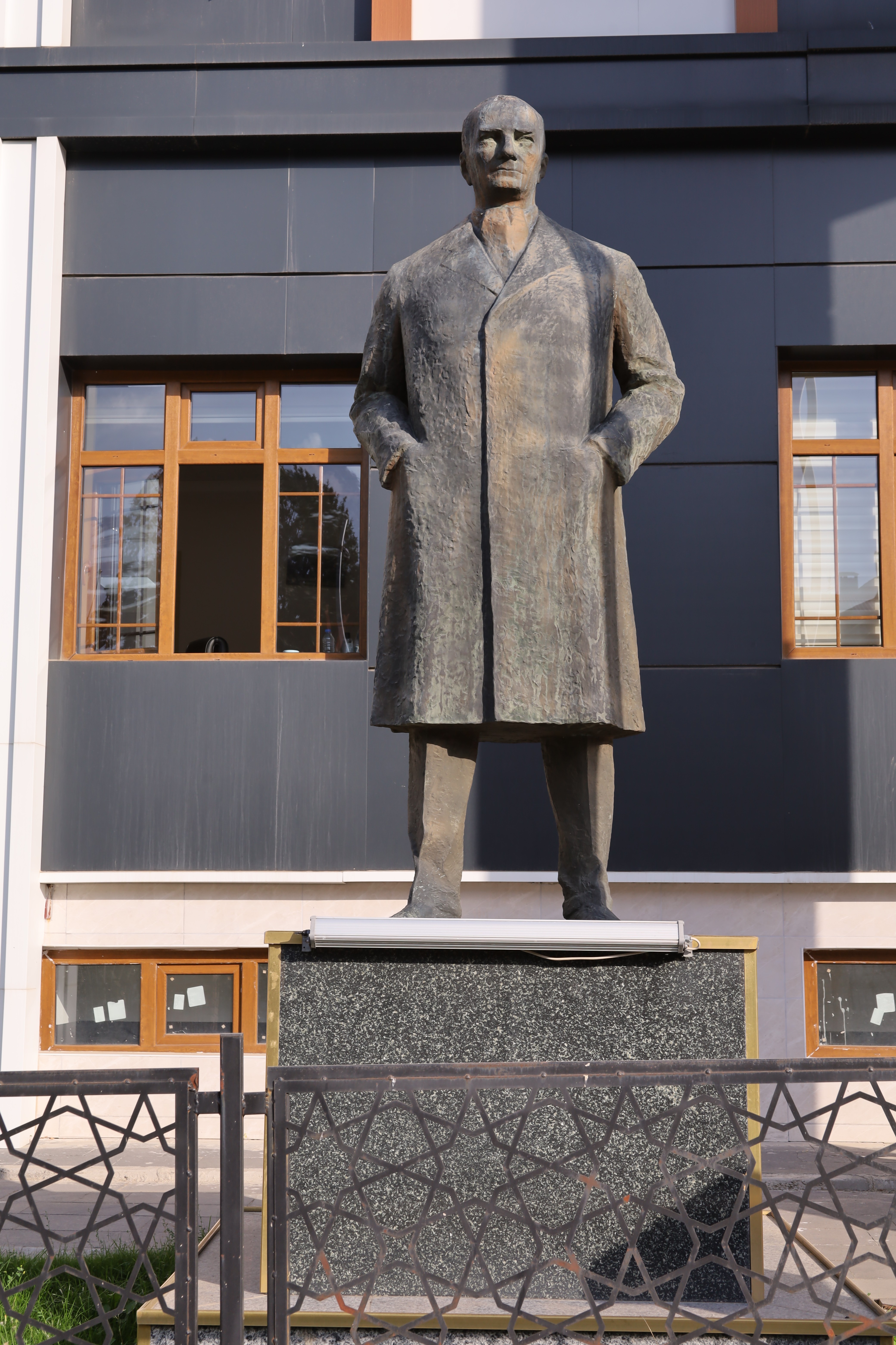 Muş Atatürk Anıtı