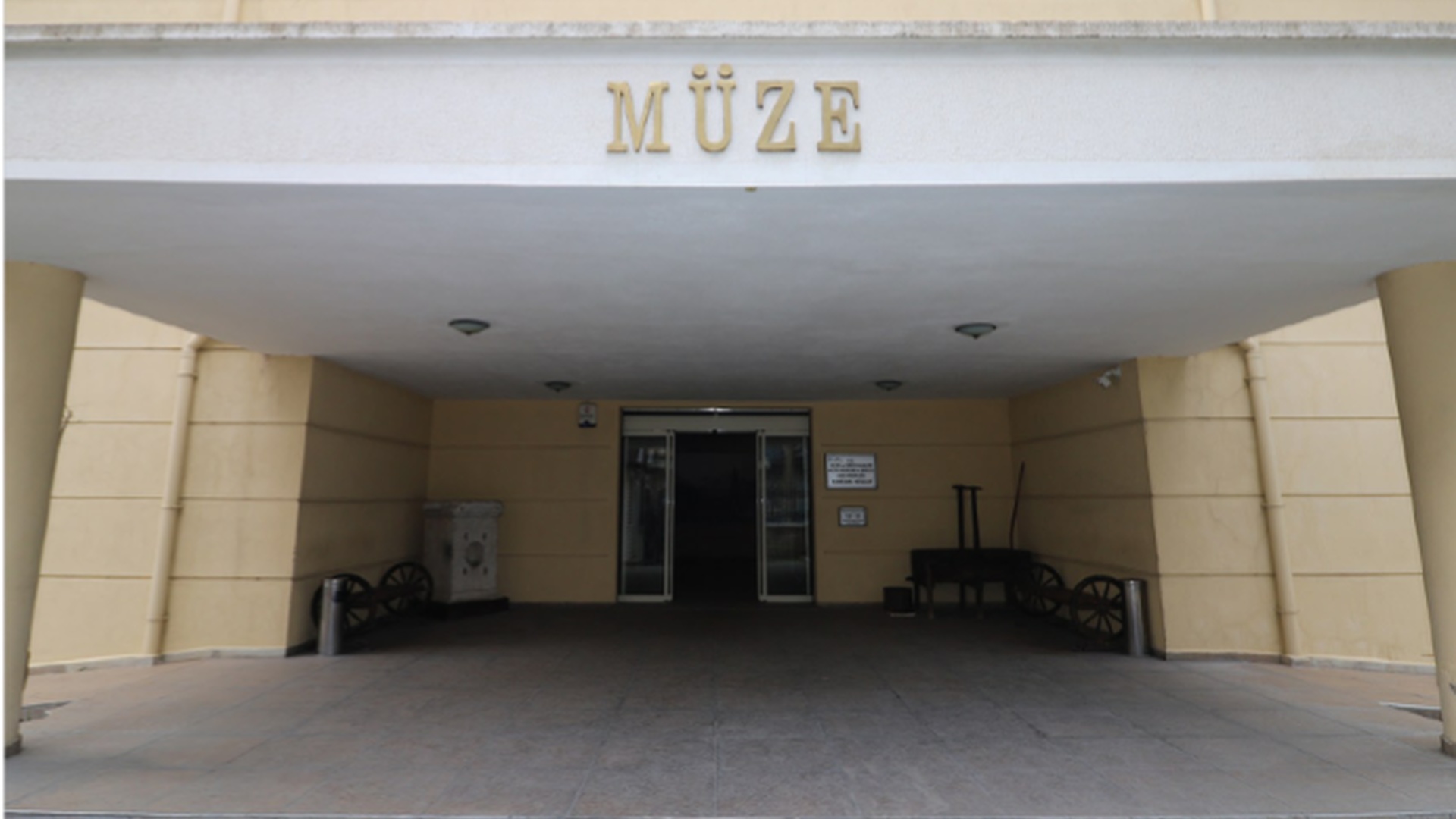 Akhisar Müzesi ve Akhisar Tepe Mezarlığı