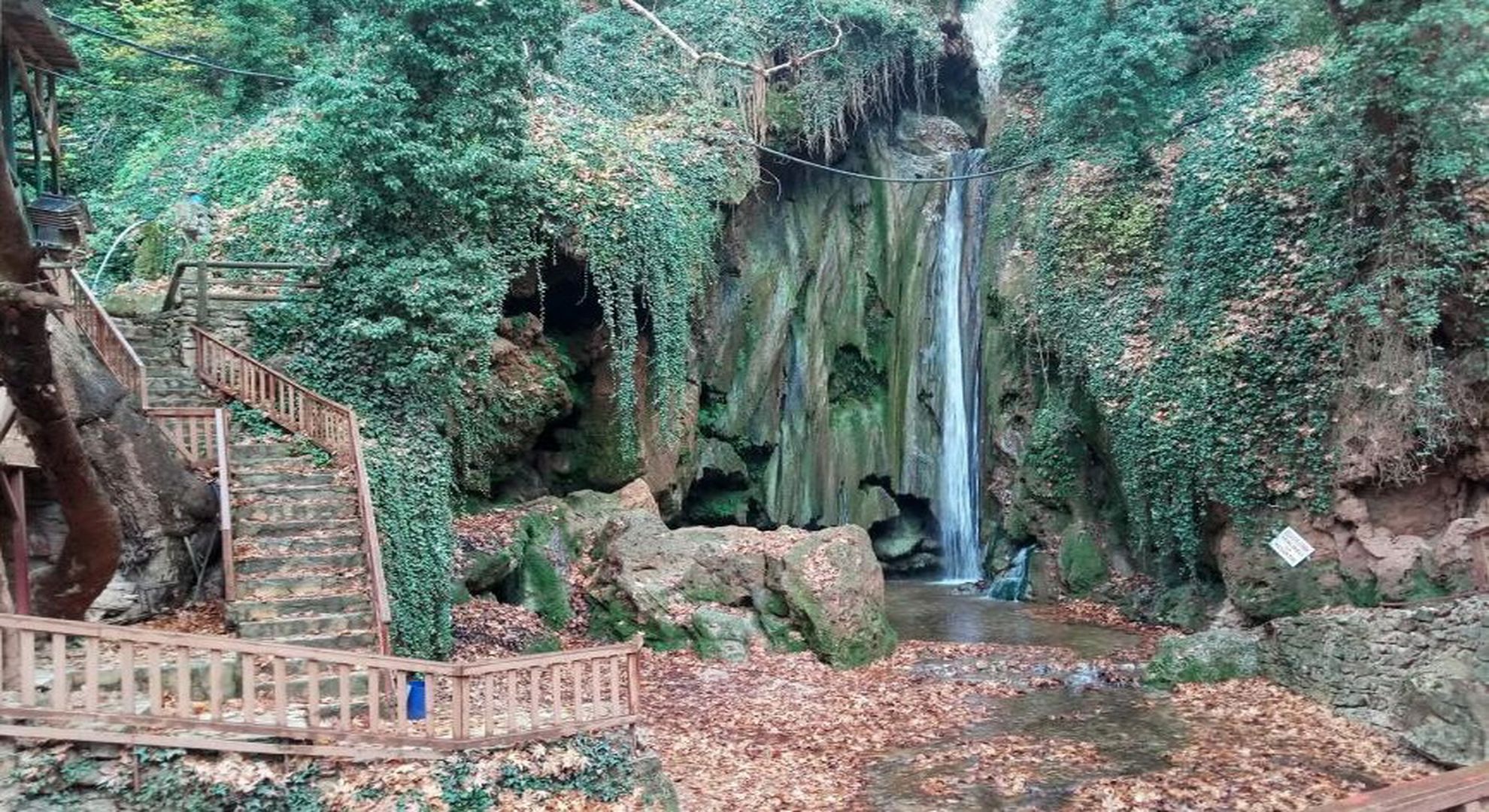 Ağlayan Kaya Şelalesi