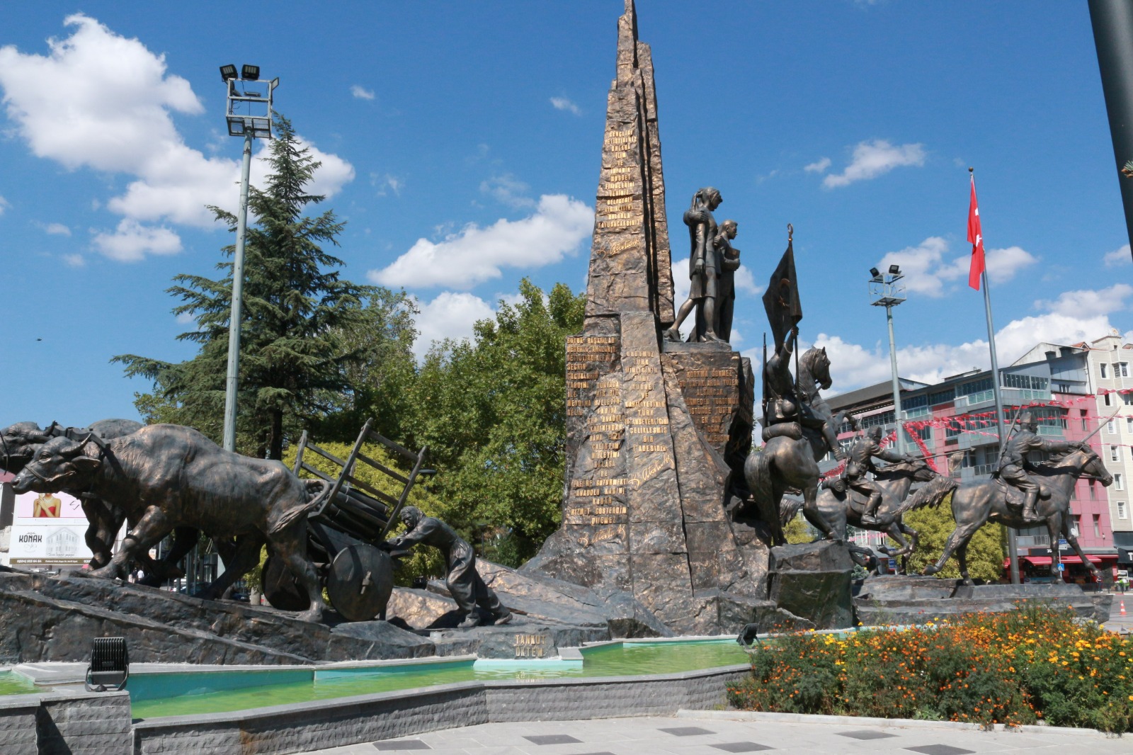 Atatürk Ve Kurtuluş Anıtı