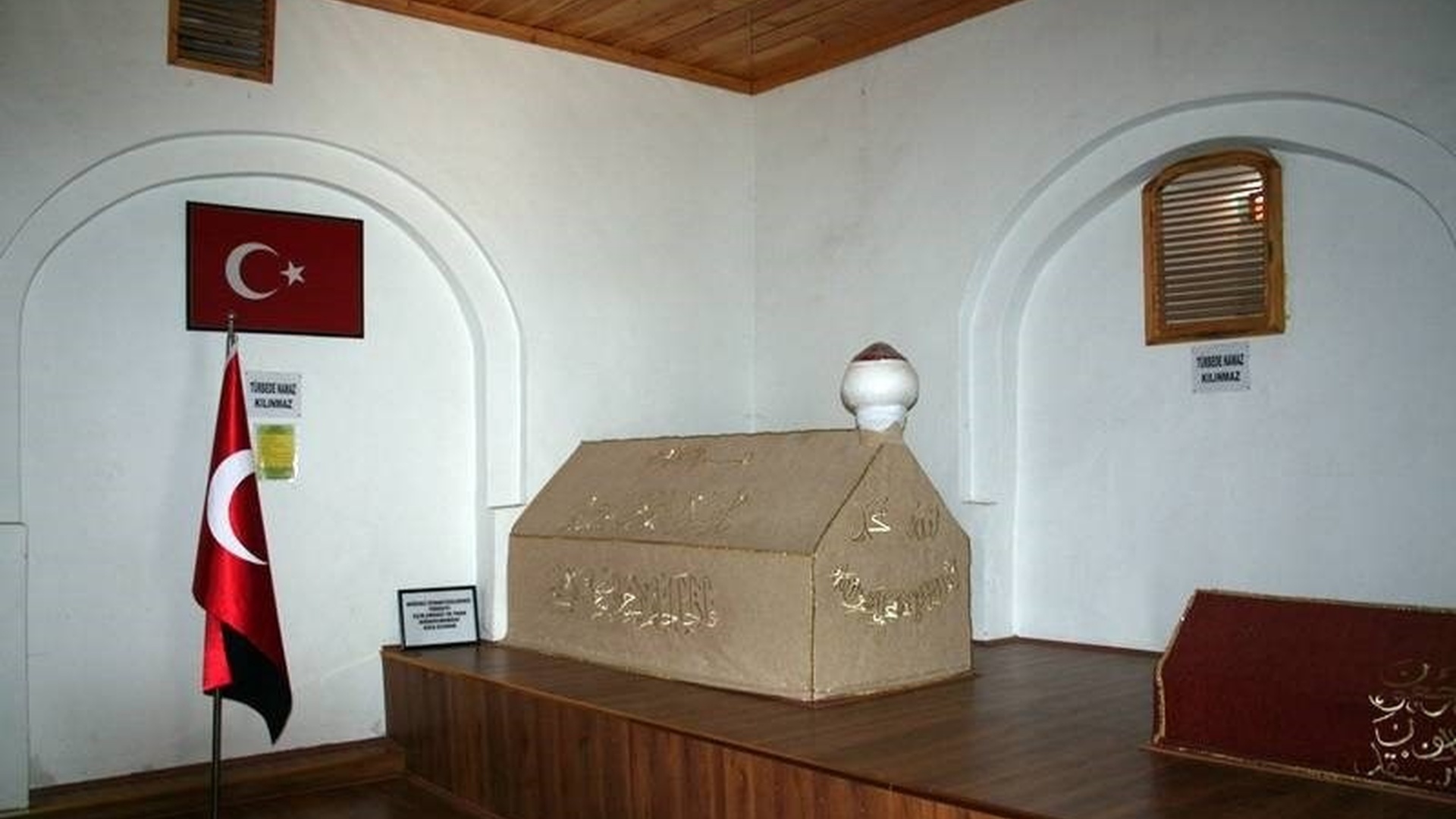 Emir Karatekin Türbesi