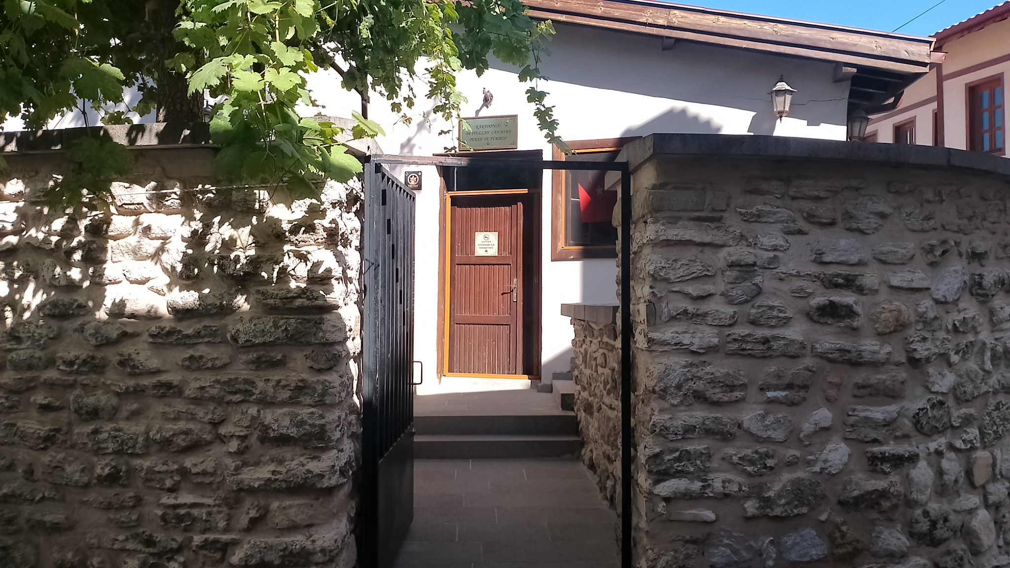 Karadonlu Can Baba Türbesi Ve Mustafa Ahterî Mezarı