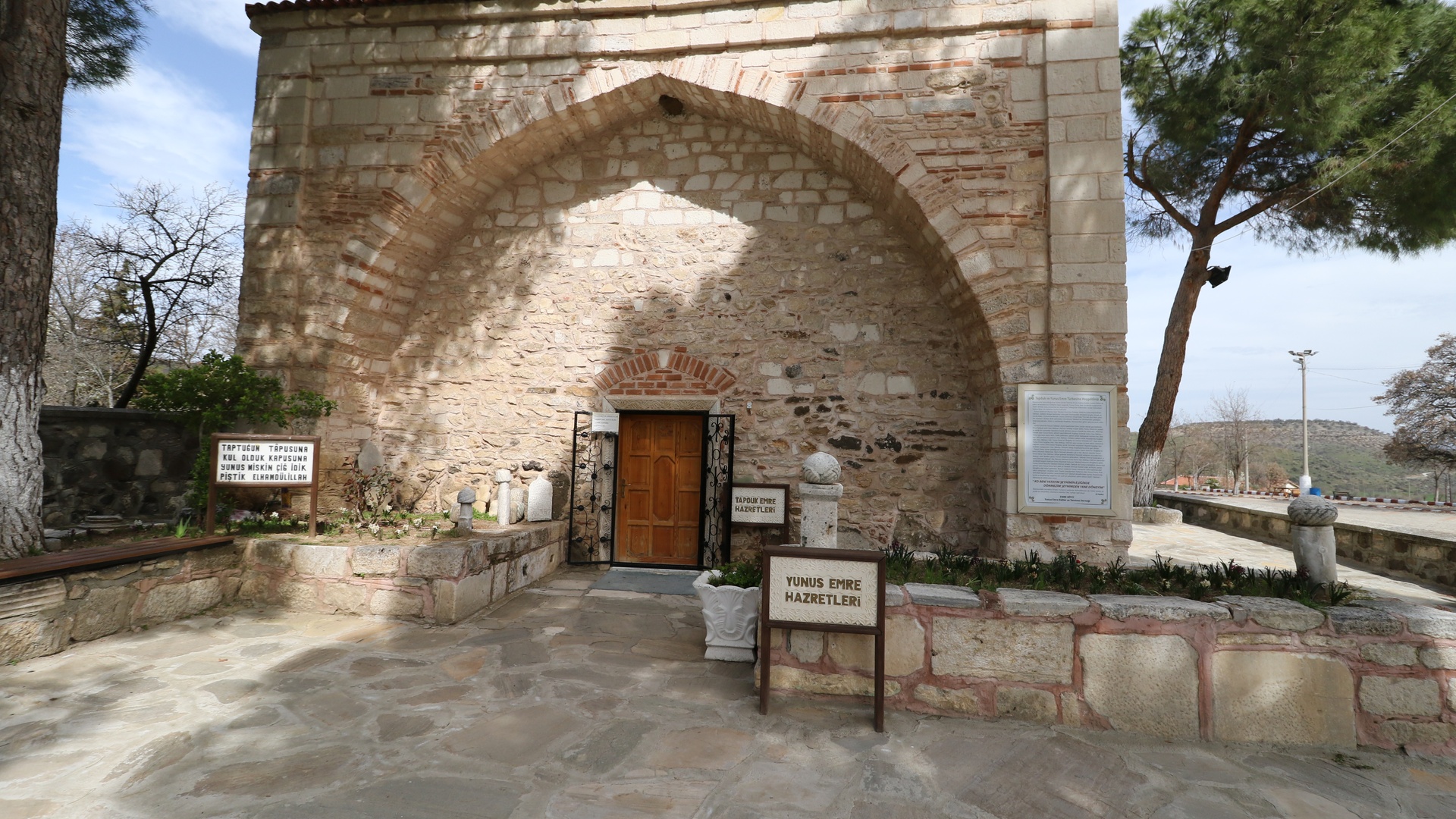 Yunus Emre ve Tapduk Emre Türbesi
