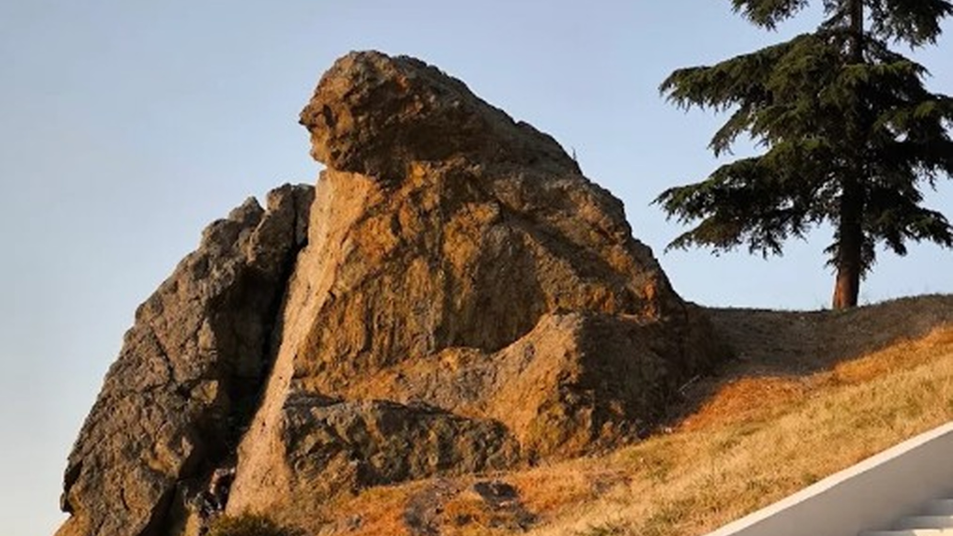 Niobe Kaya Anıtı (Ağlayan Kaya)