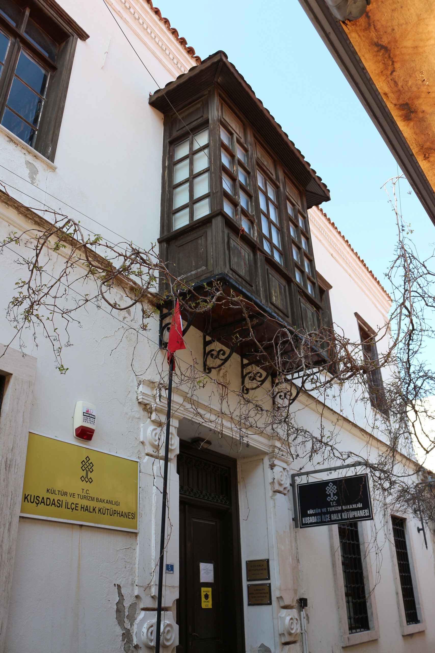 Kuşadası İlçe Halk Kütüphanesi