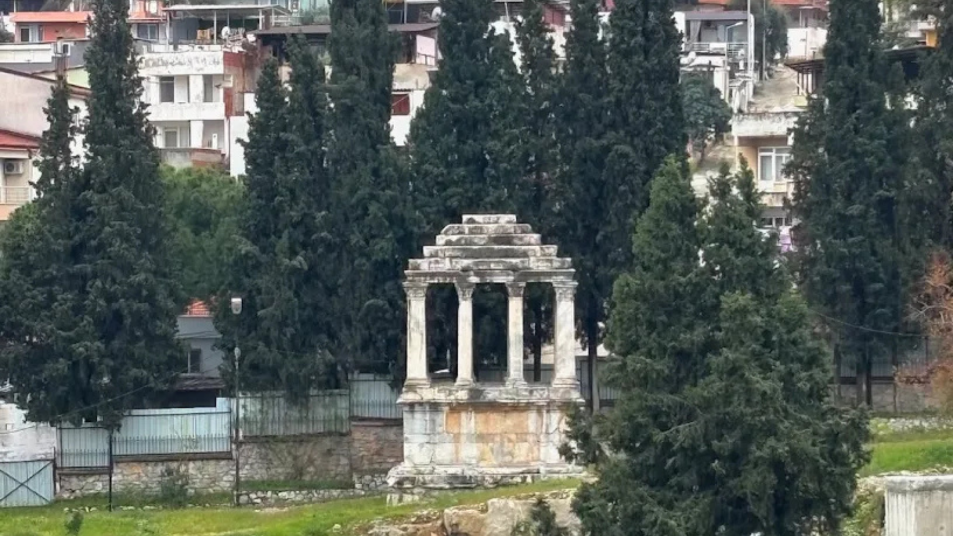 Gümüşkesen Mezar Anıtı