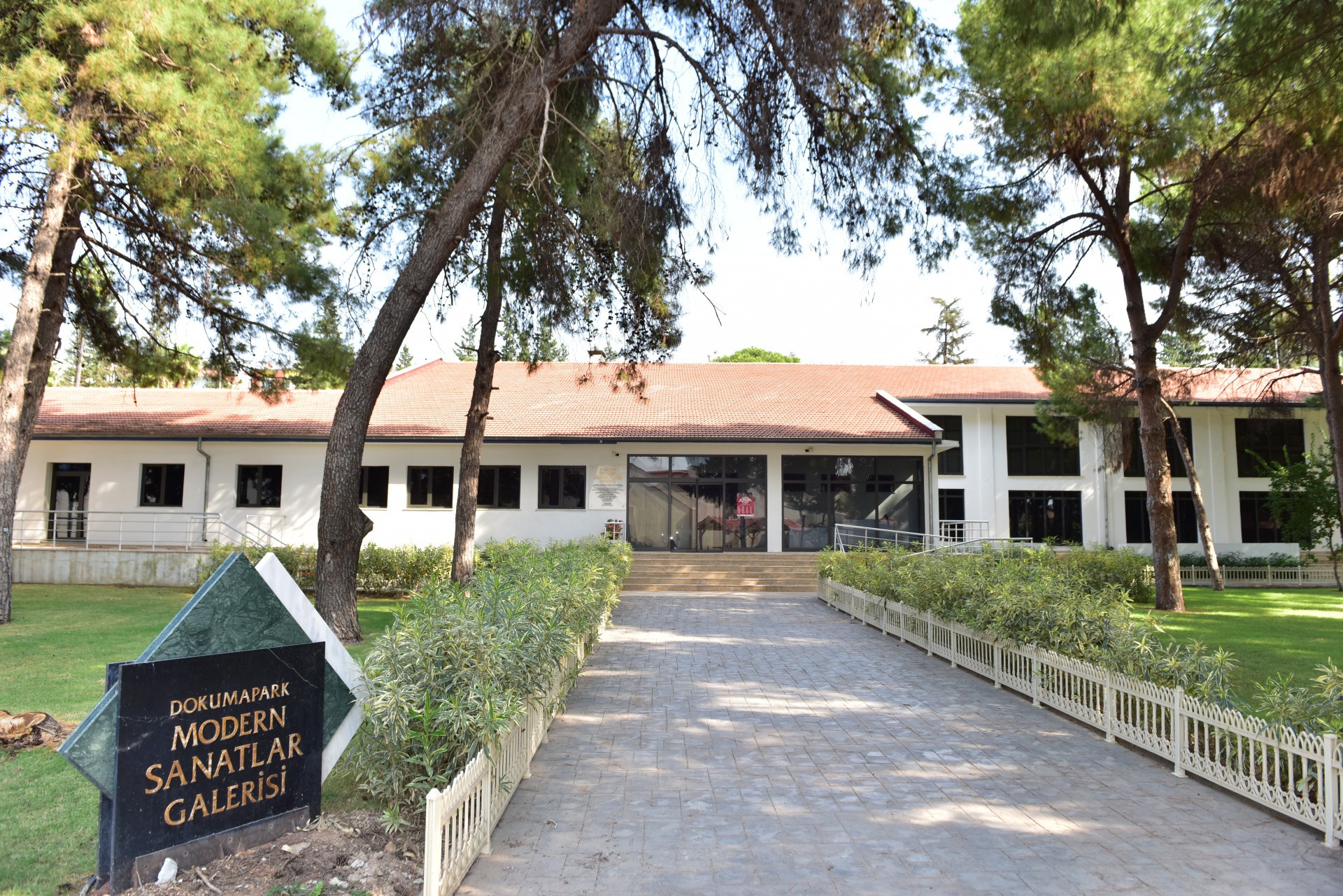 Modern Sanatlar Galerisi ve Hababam Sınıfı Müzesi