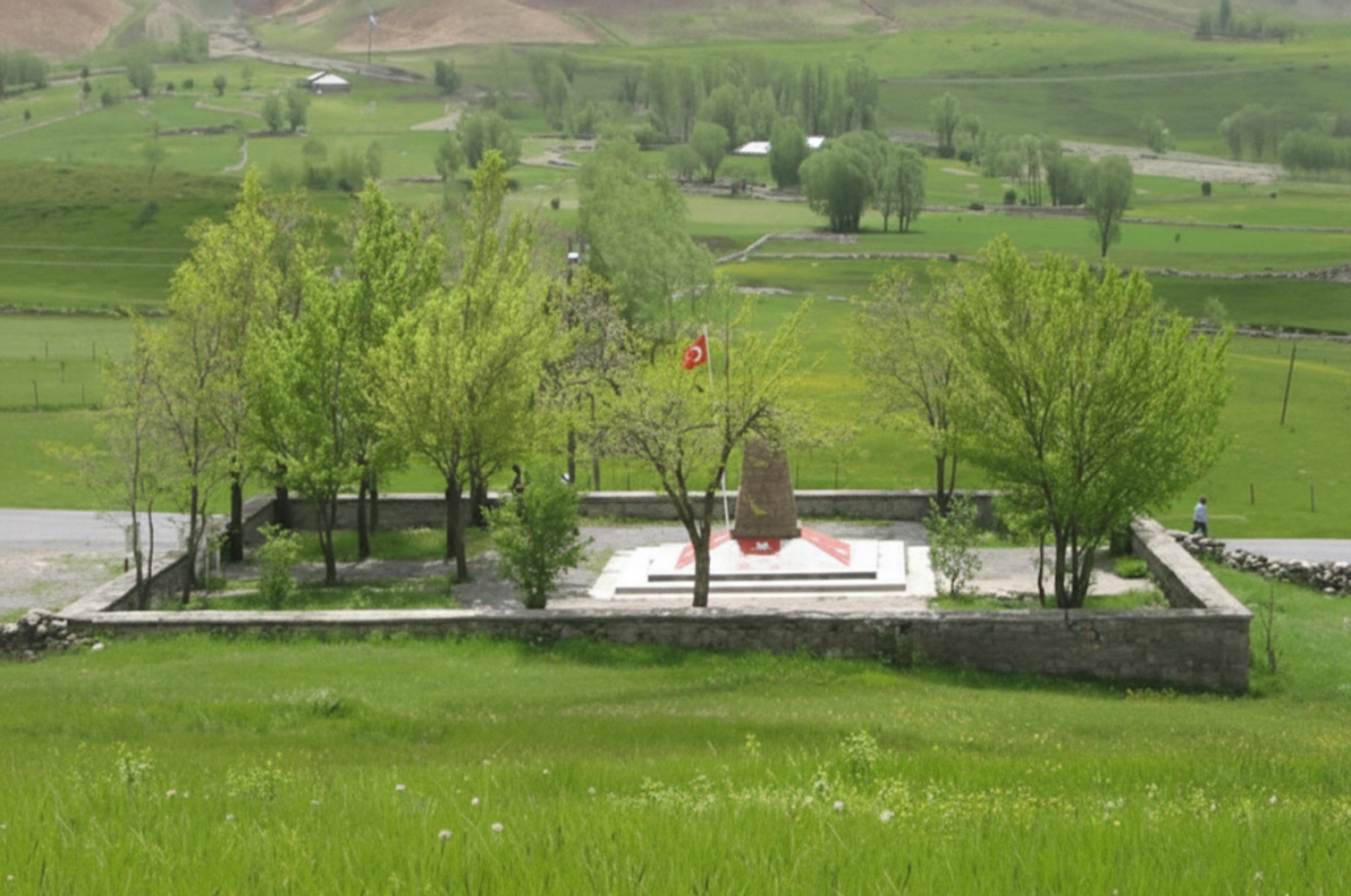 Azizan Şehitliği Anıtı