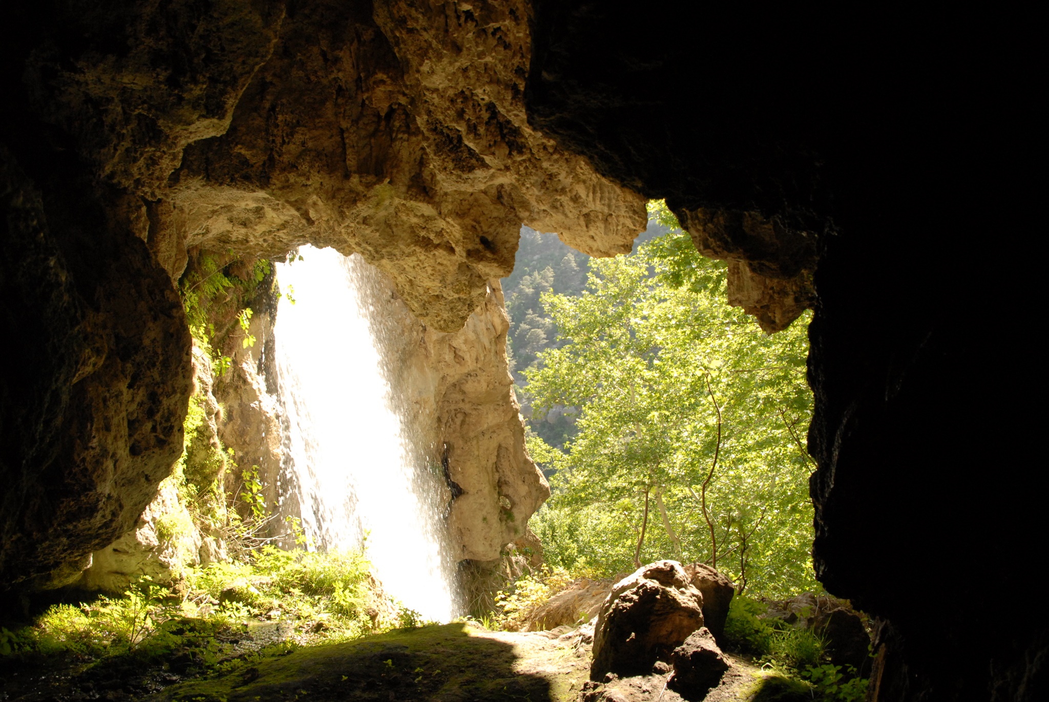 Savruk Mağarası ve Şelalesi