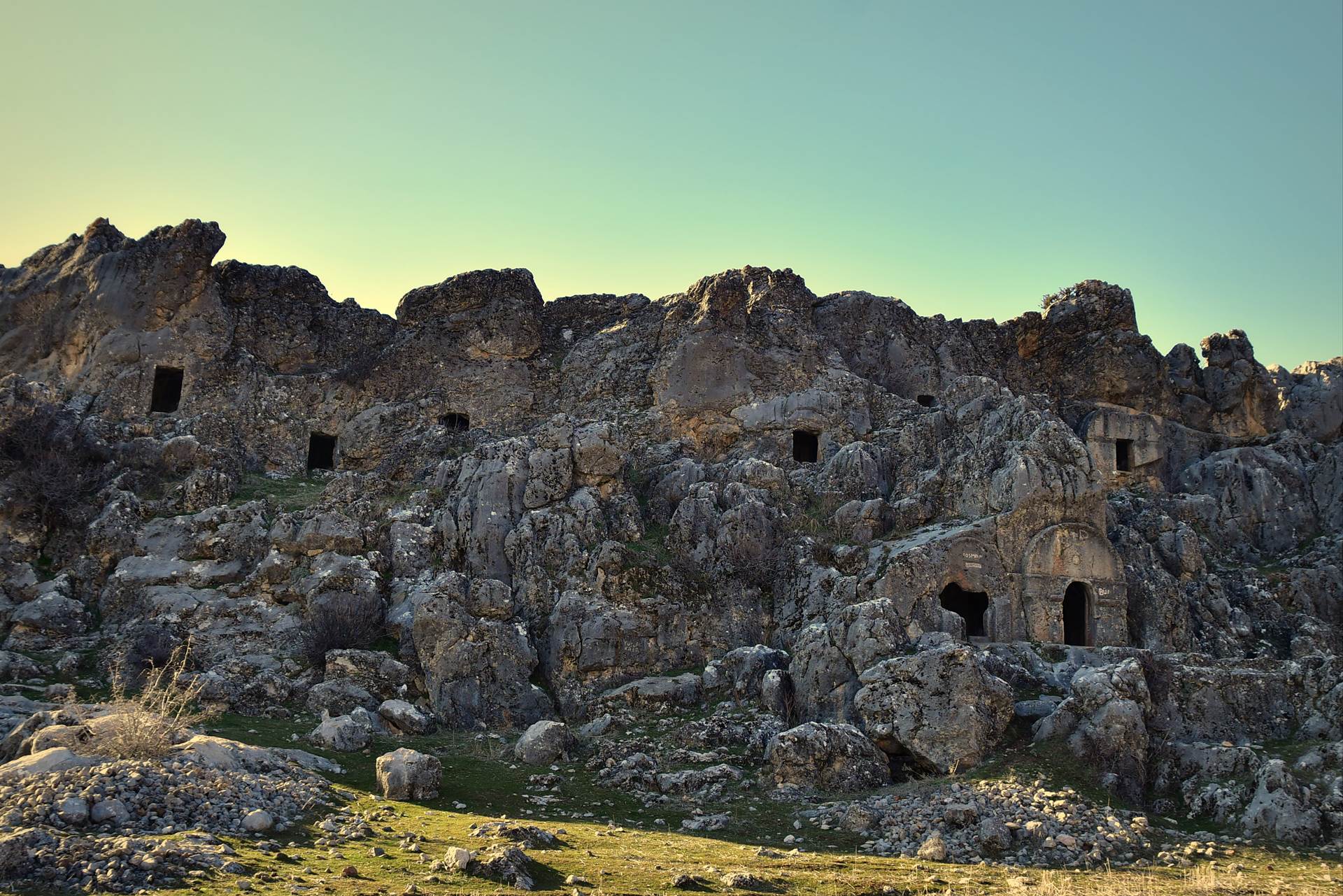 Çukurhisar Kaya Mezarları