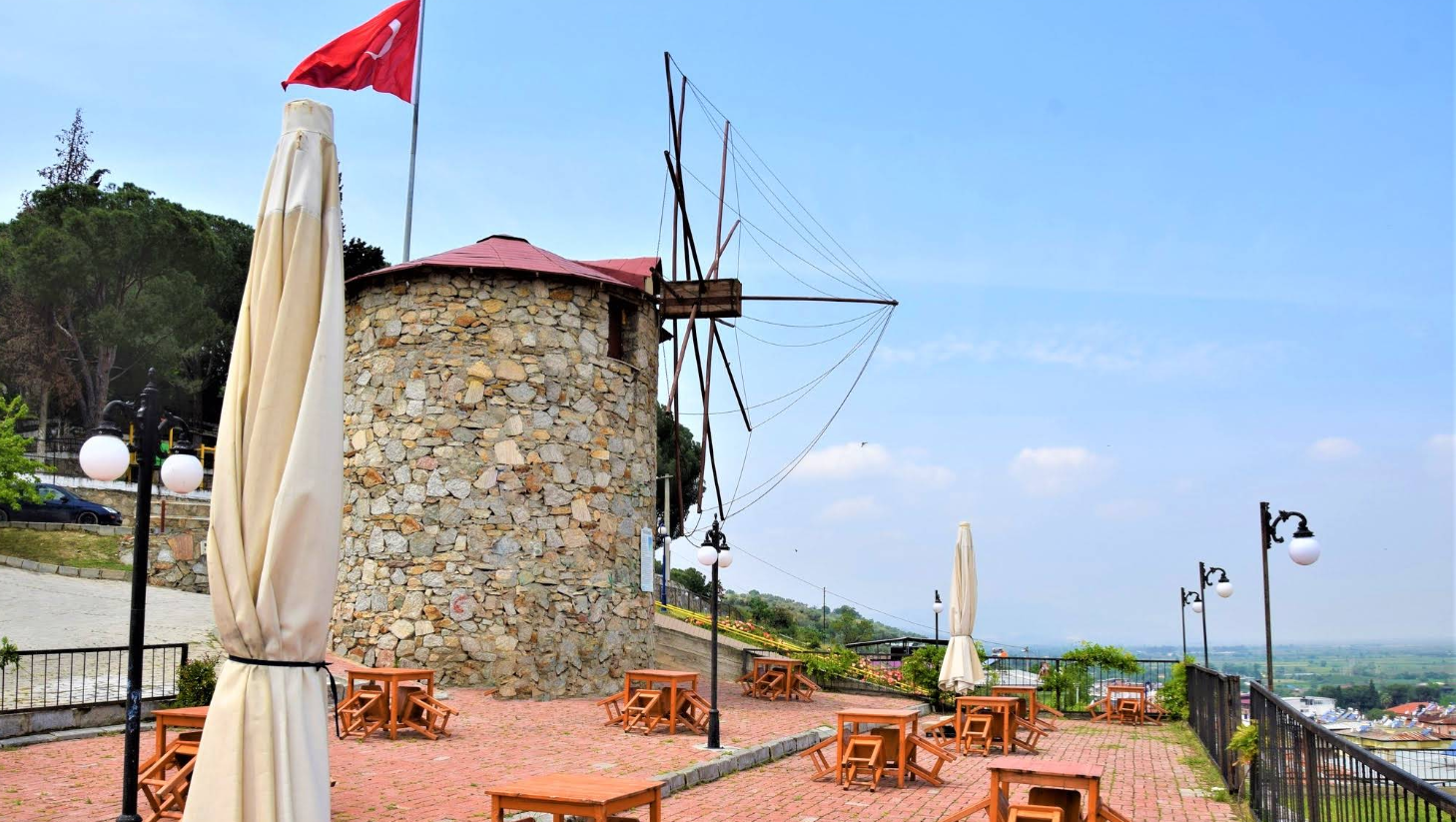 Tarihî Yel Değirmeni ve Renkli Merdivenler