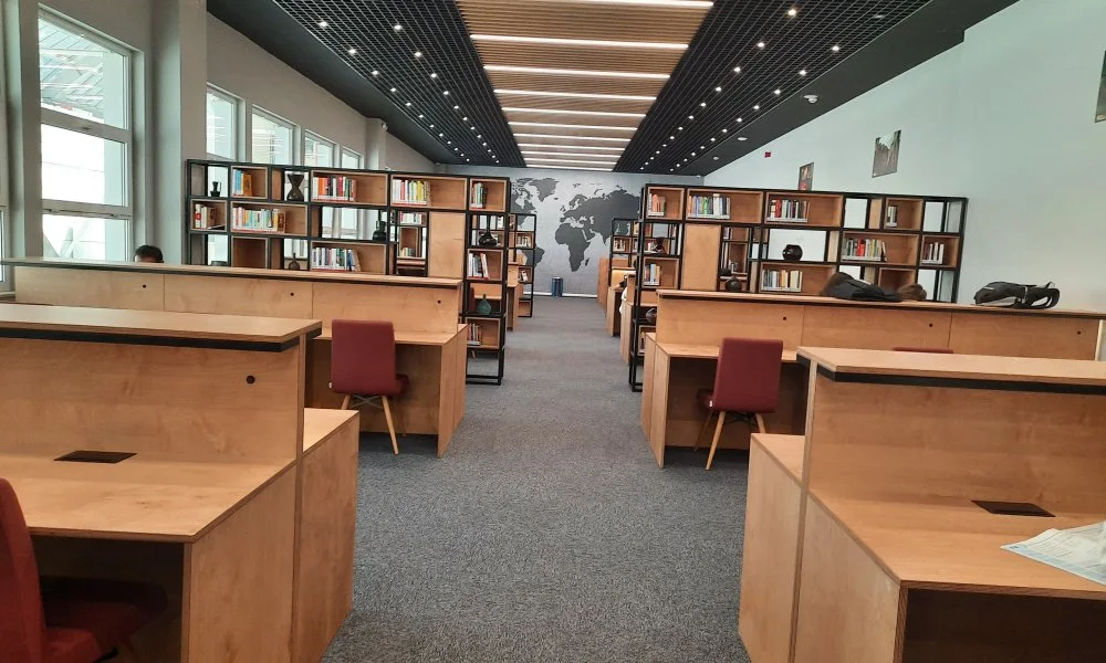 İZMİT BELEDİYESİ ÇETİN EMEÇ KÜTÜPHANESİ