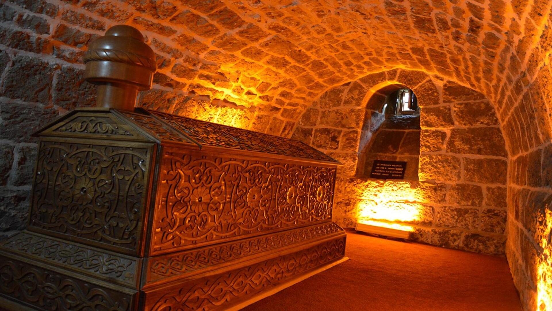 Alemdar Cami ve Feyzullah Ensari Türbesi