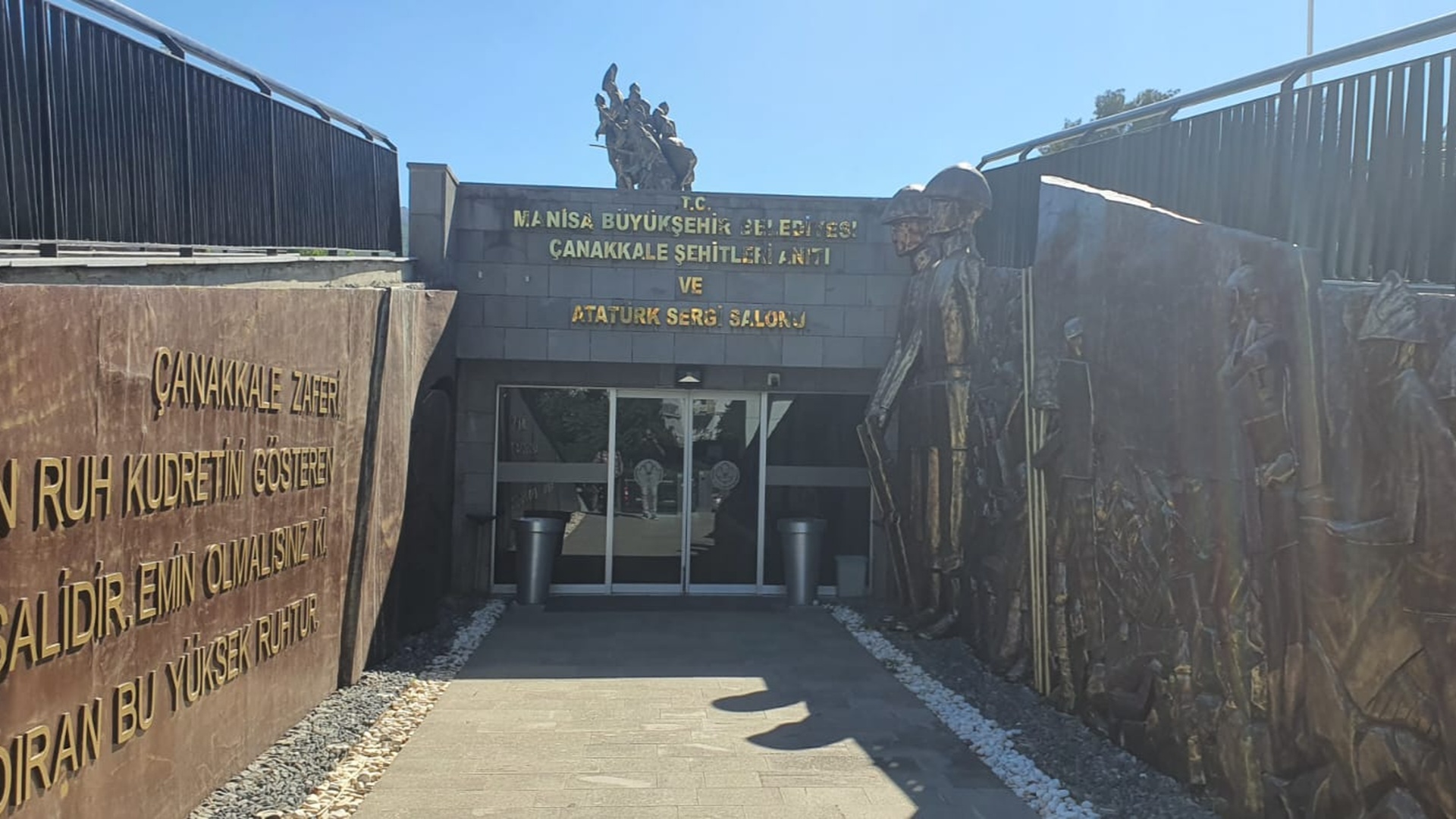 Çanakkale Şehitleri Anıtı ve Atatürk Sergi Salonu