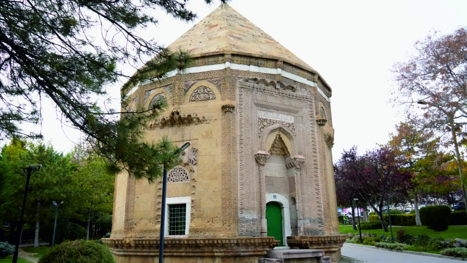 Hüdavent Hatun Türbesi