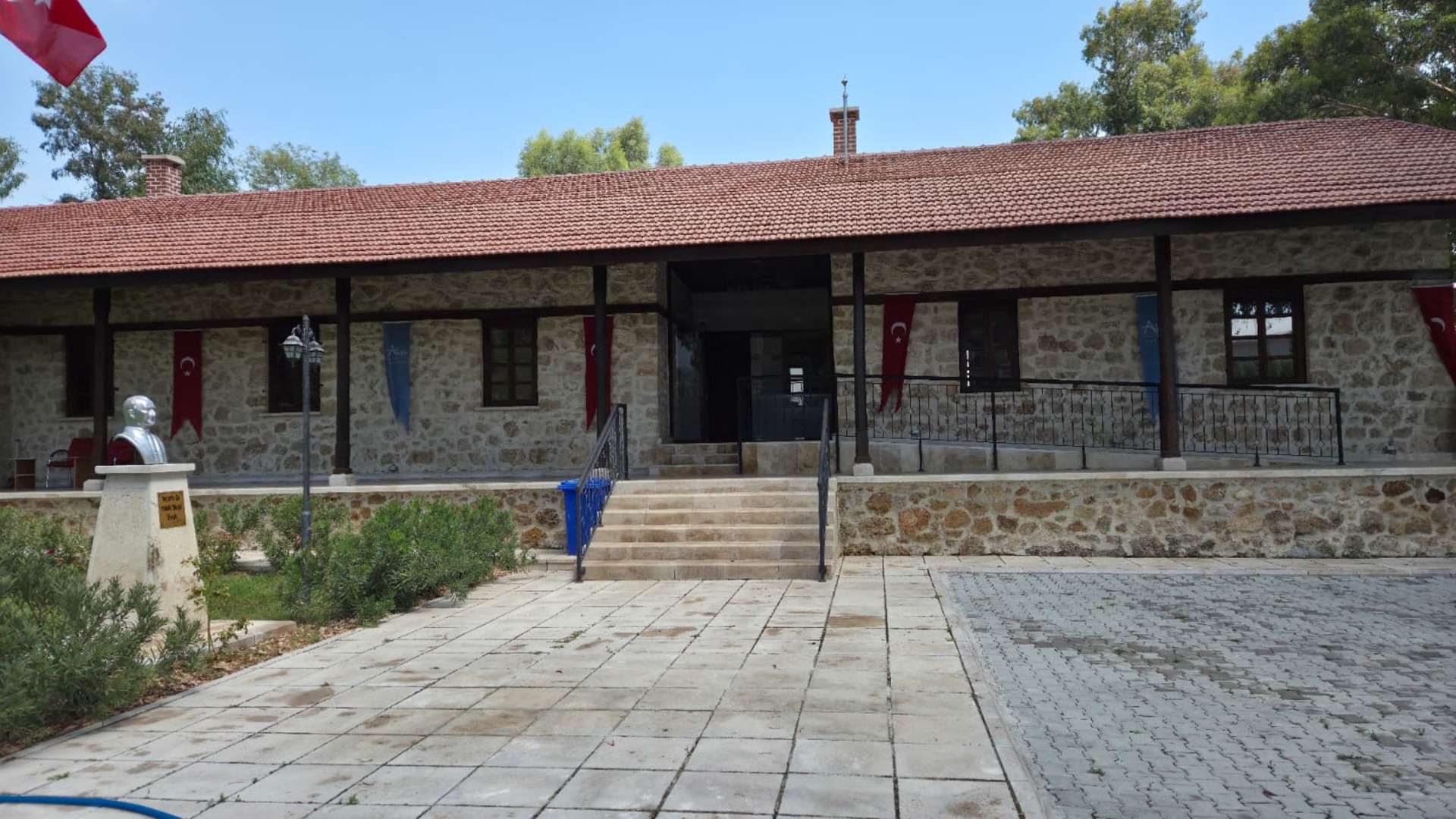 Taş Mektep Halk Kütüphanesi