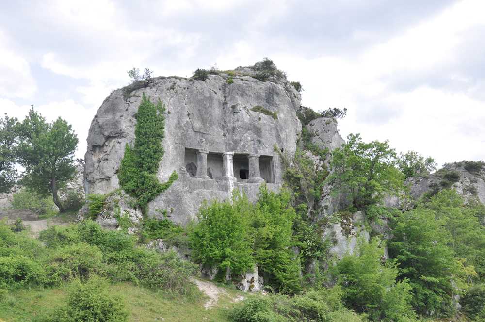 Durağan Terelek ve Ambarkaya Mezarlıkları