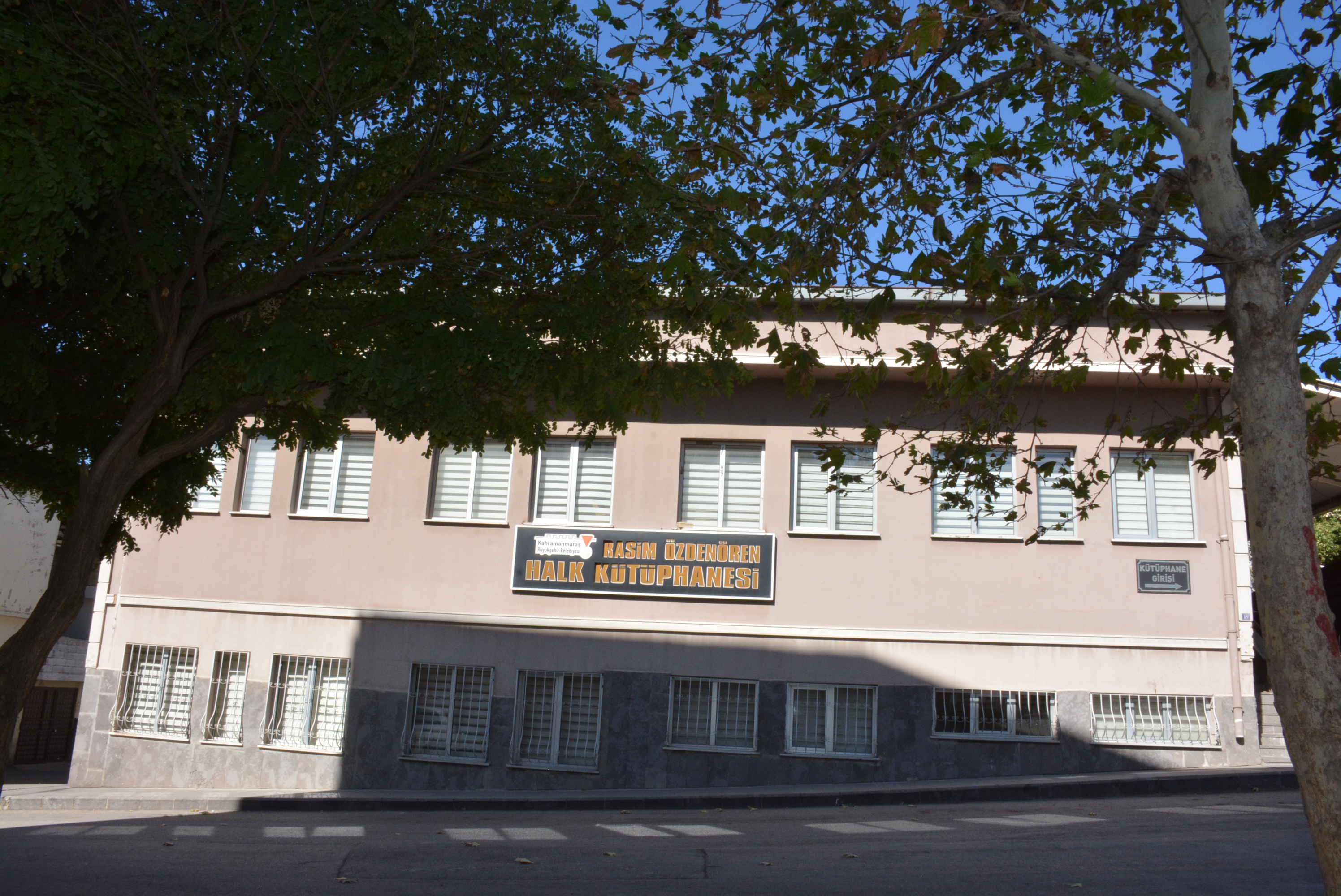 Rasim Özdenören Halk Kütüphanesi