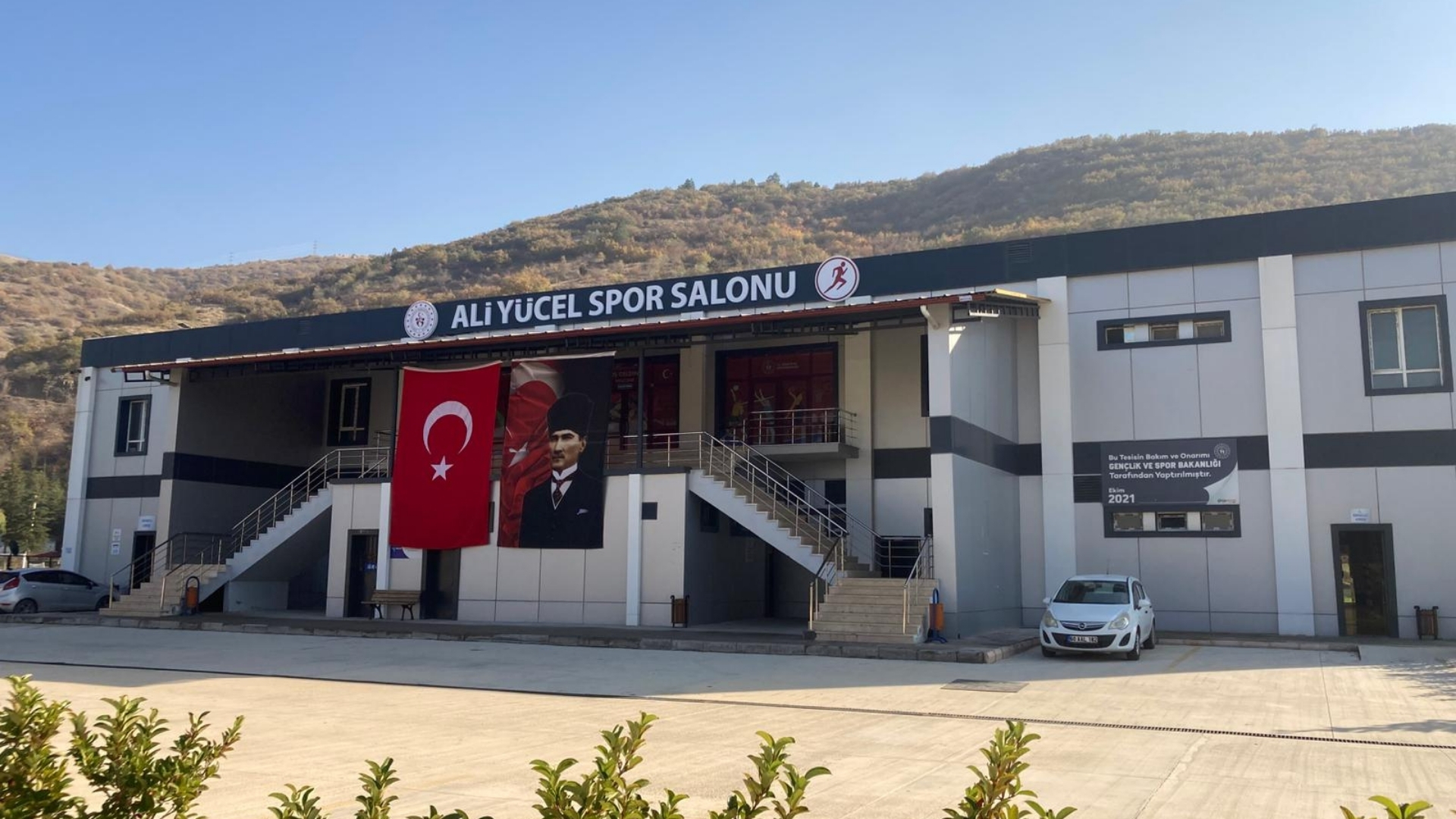 Ali  Yücel Spor Salonu