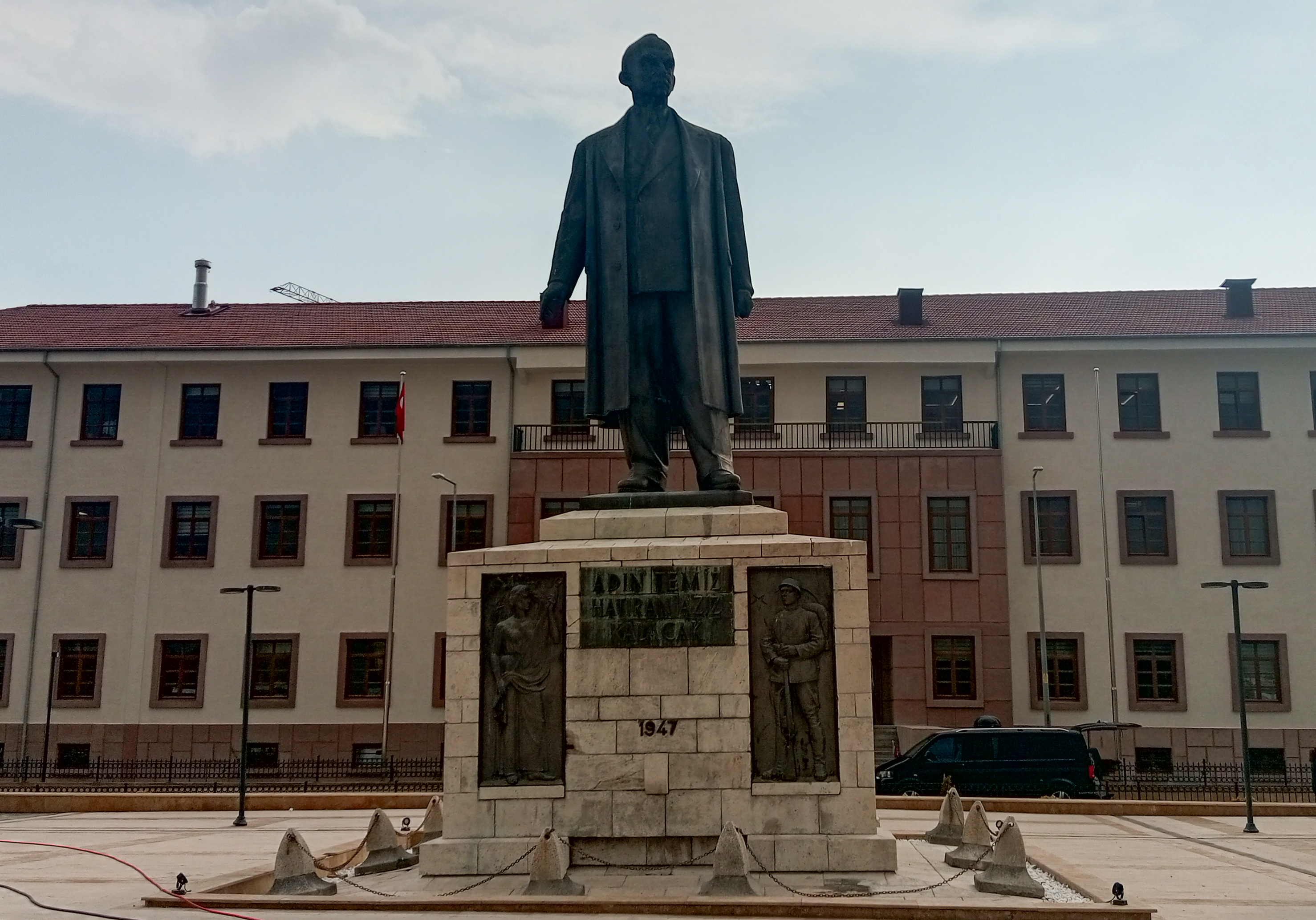 İsmet İnönü Anıtı