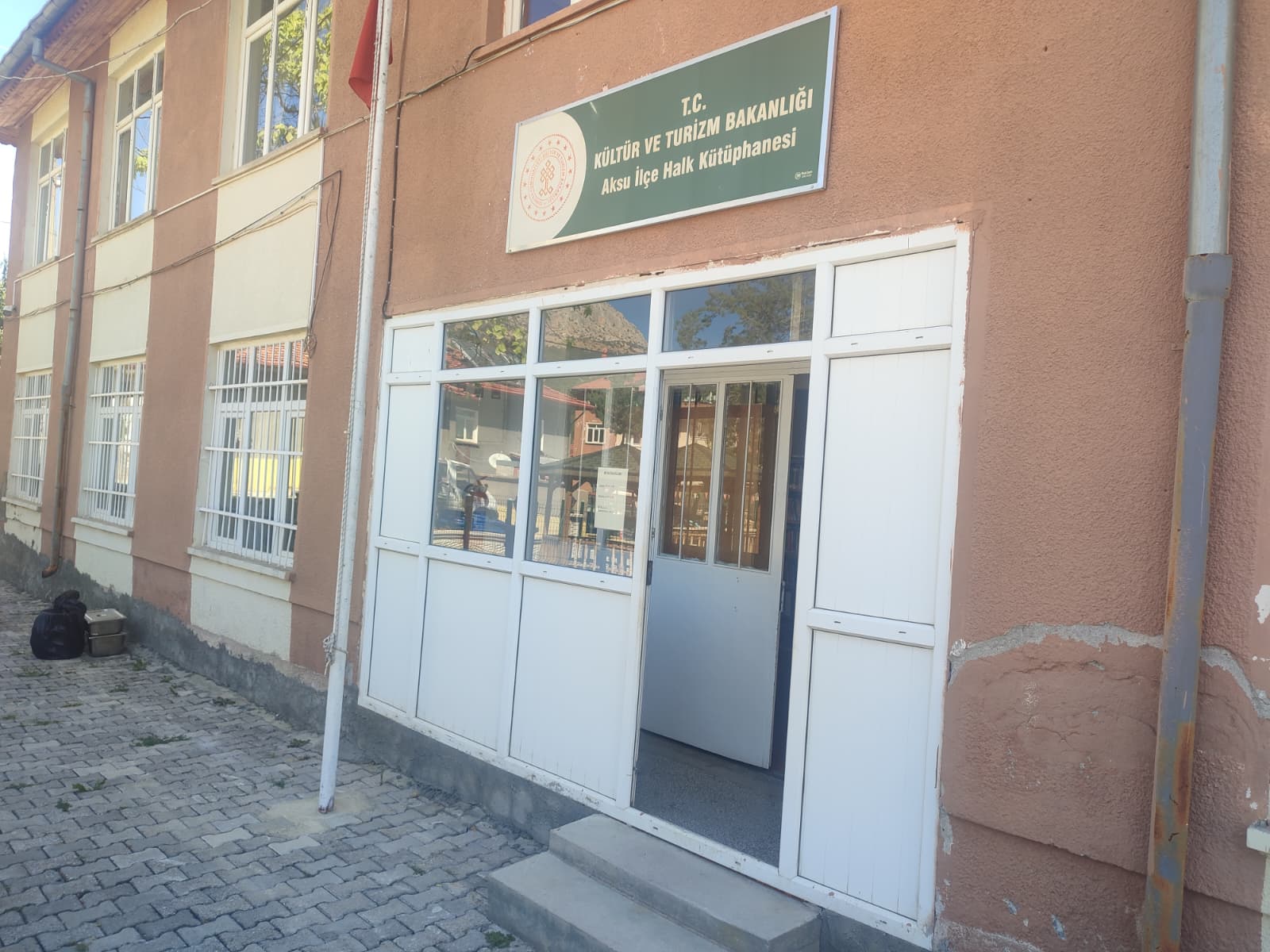 Aksu İlçe Halk Kütüphanesi Çalışma Salonu