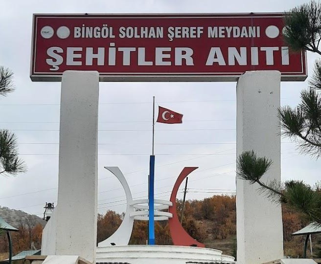 Şeref Meydanı Şehitliği Anıtı