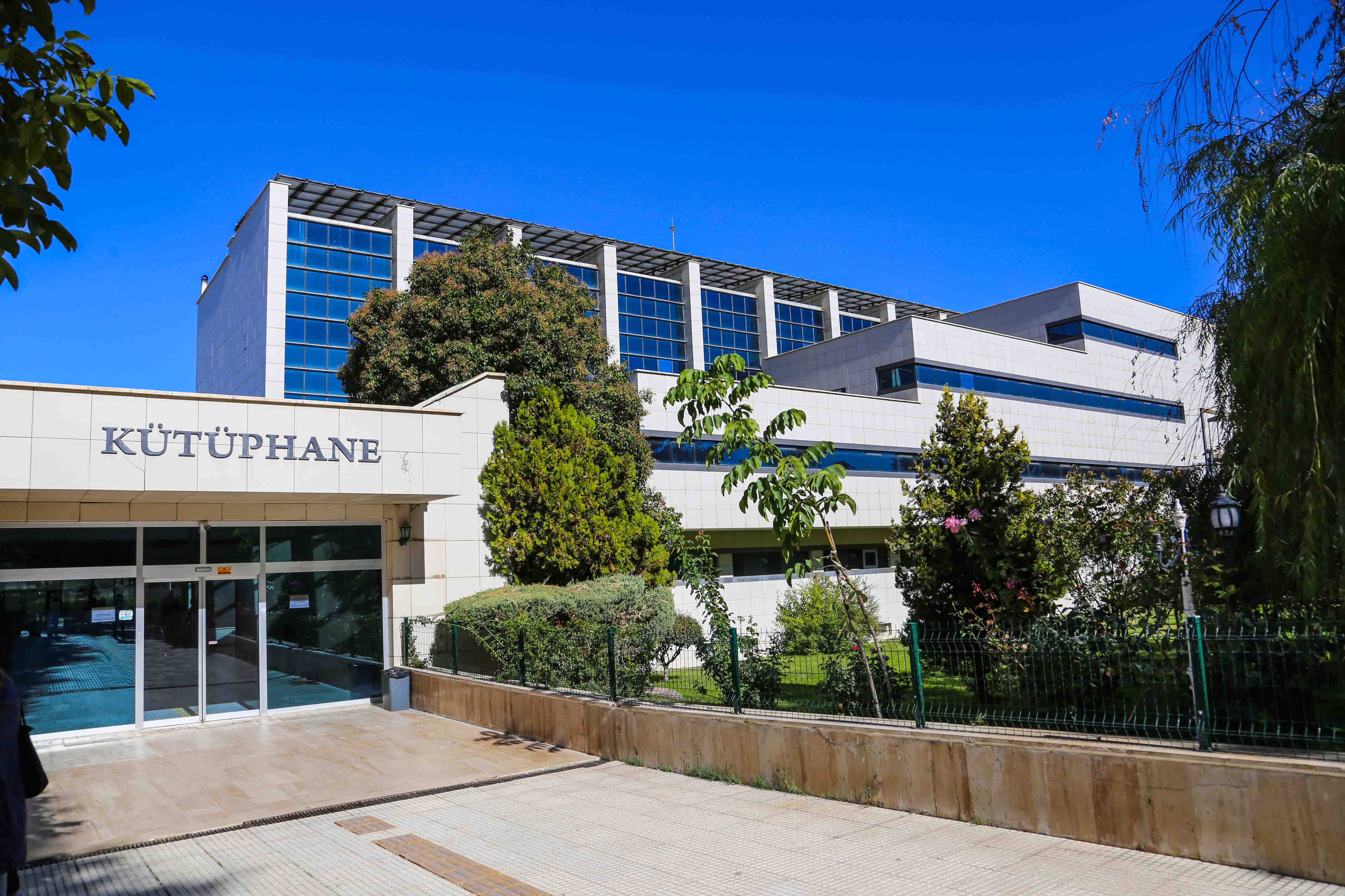 İnönü Üniversitesi Merkez Kütüphanesi